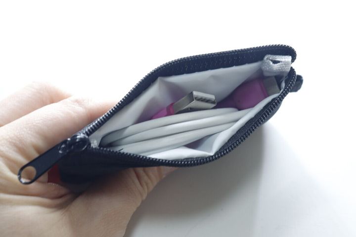 ポーチの中に充電ケーブルと有線イヤホンが収納されている