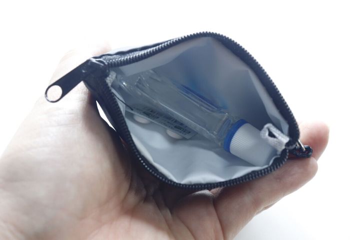 ポーチの中に目薬と錠剤が収納されている