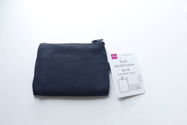 黒いミニソフトクッションポーチと商品タグが写っている