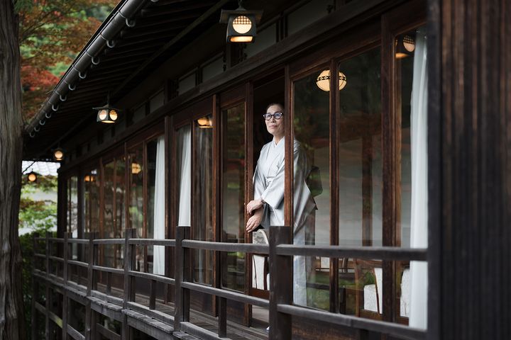 格式高き「長生殿」の長い縁側にて。照明の一つ一つが古式ゆかしい。