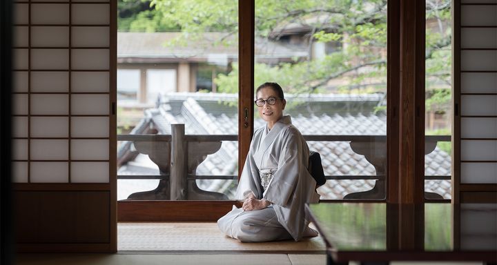 敷地内で最も格式の高い離れ「長生殿」の縁側に座る三好りつ子女将。