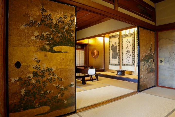 最も格式の高い離れ「長生殿」。数々の美術品が数寄屋造りの客室に風格を添える