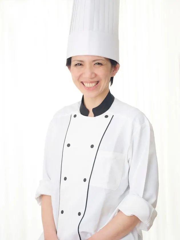 「おかしやシュクエピ」代表の手塚 郁実。パティシエ歴27年、