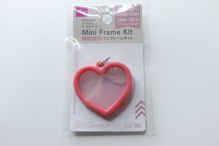ピンクのハート型キーホルダーがパッケージに入っている
