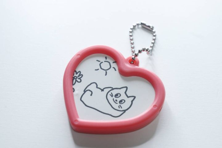 猫のイラストが入ったピンクのハート型キーホルダー