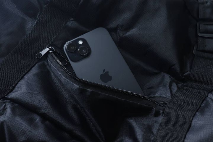 黒いバッグのファスナー付きポケットにスマートフォンが入っている