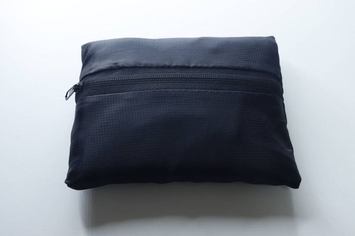 黒い折りたたみバッグがたたまれた状態のアップ