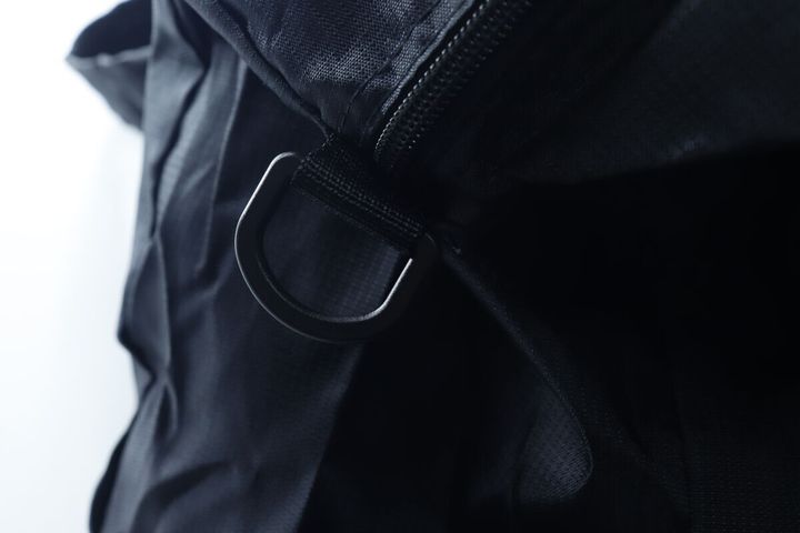 黒いバッグのサイドに付いているDカンをアップで撮影