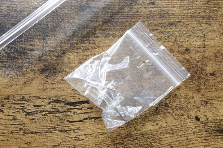 クリアな袋に入ったコーナーラック取り付け用の押しピン