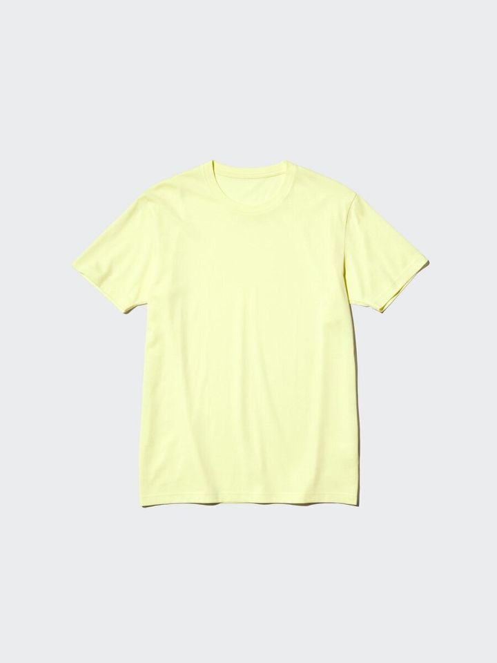 明るい黄色のクルーネック半袖Tシャツが平置きされている