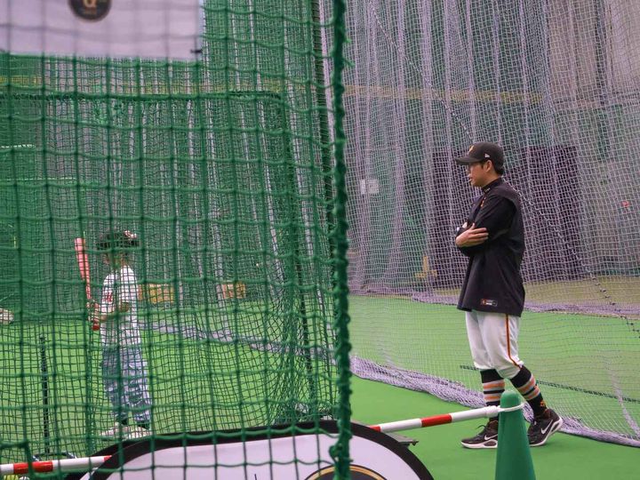 画像: (C)RUNA NAITO 熱心に打撃に臨む参加者たち。可愛らしい眼差しは真剣そのものだ。