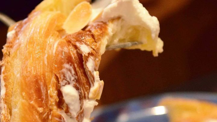 デニッシュ生地は、ベーカリーで販売されているハード系のクロワッサンを思わせるようなサクサク食感が特徴