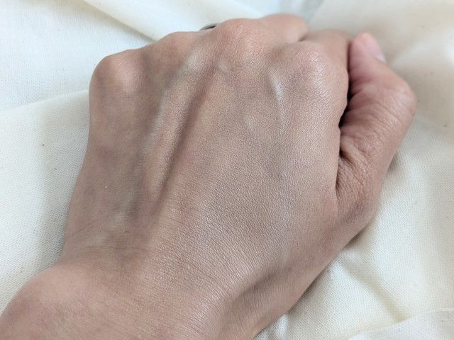 Yunth クッションファンデーション 手の甲でのスウォッチ