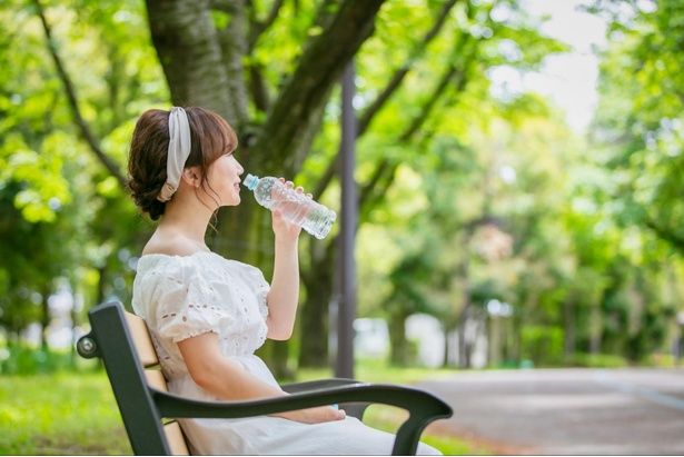 水分をしっかり摂ることもポイント 【画像提供＝写真AC】
