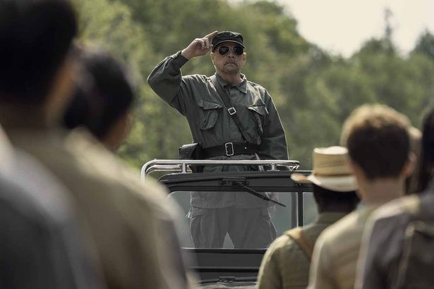 『ロングウォーク』で競技を執り仕切る少佐役にマーク・ハミル [c]2025 Lions Gate Films Inc.All Rights Reserved.