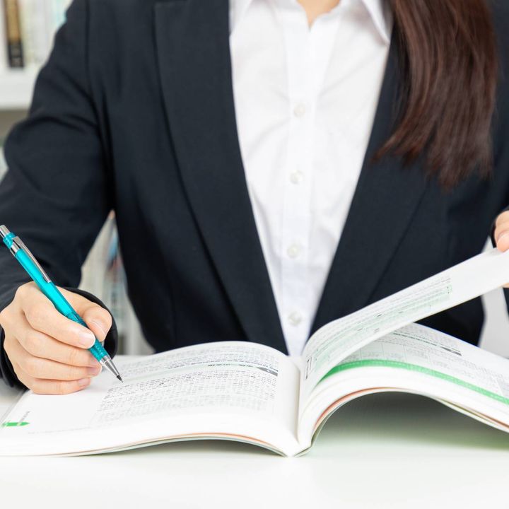勉強する人