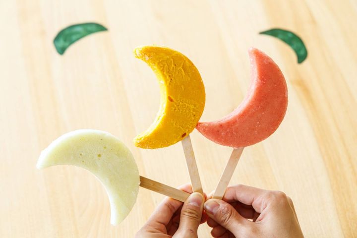 「道の駅 275つきがた」の「月形アイス」各530円