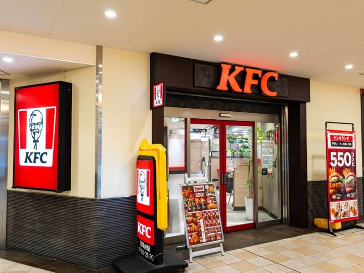 ケンタッキーフライドチキン（KFC）は、毎月28日を“とりの日”として、オリジナルチキンとナゲットがお得になる「とりの日パック」を販売しています。（サムネイル画像出典：PIXTAより）