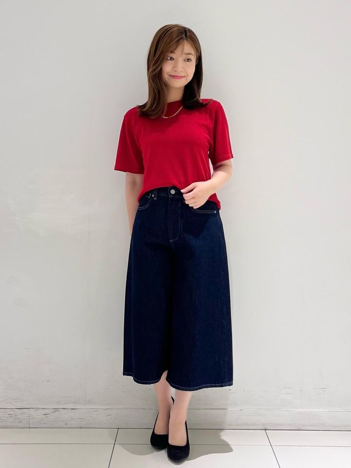きれいな赤の半袖ニットTでフェミニンに 出典：StyleHint