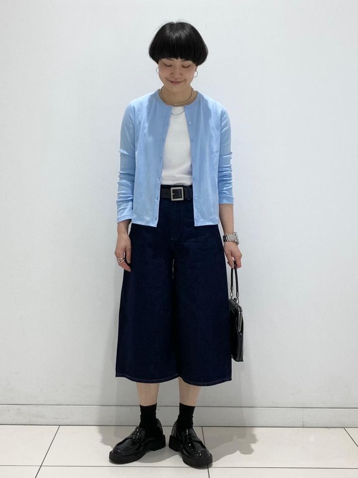 ベルトを巻いてかっちりとした大人のカジュアルコーデ 出典：StyleHint