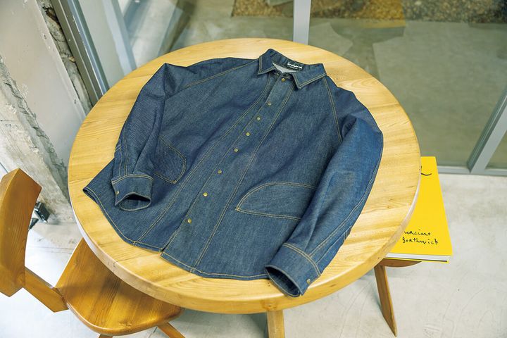 〈テレ グラフ ラボ〉のデニムシャツ
