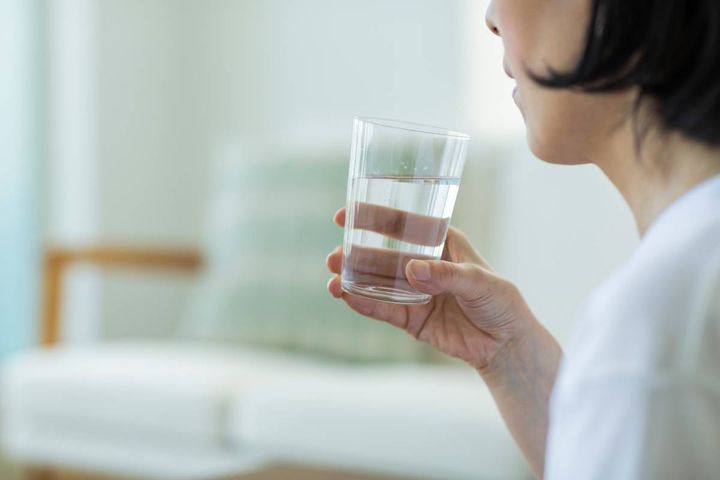 水を飲む女性