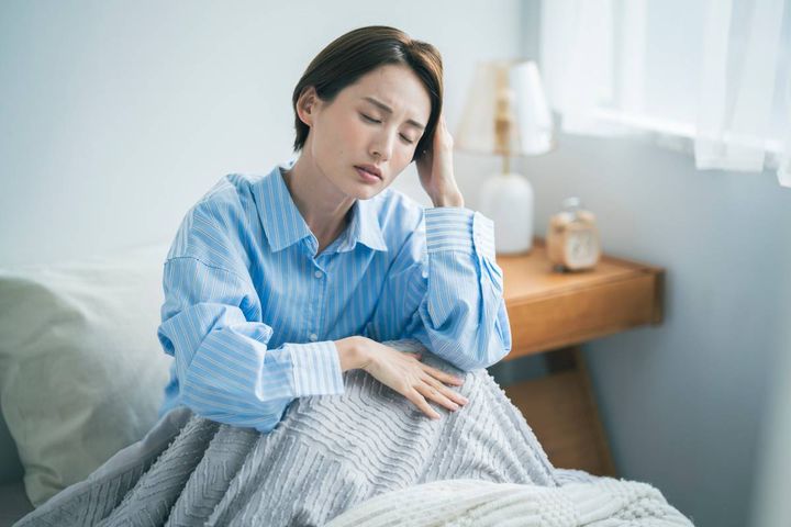 頭を抱える女性
