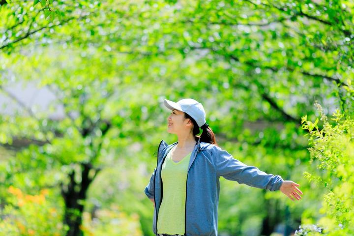 ウォーキングをする女性