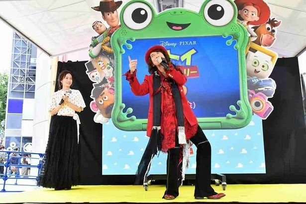 【写真を見る】ダイアモンド☆ユカイが「君はともだち」を渋谷の中心で熱唱！「トイ・ストーリー」ファン前田敦子も感動 [c]2026 Disney/Pixar. All Rights Reserved.