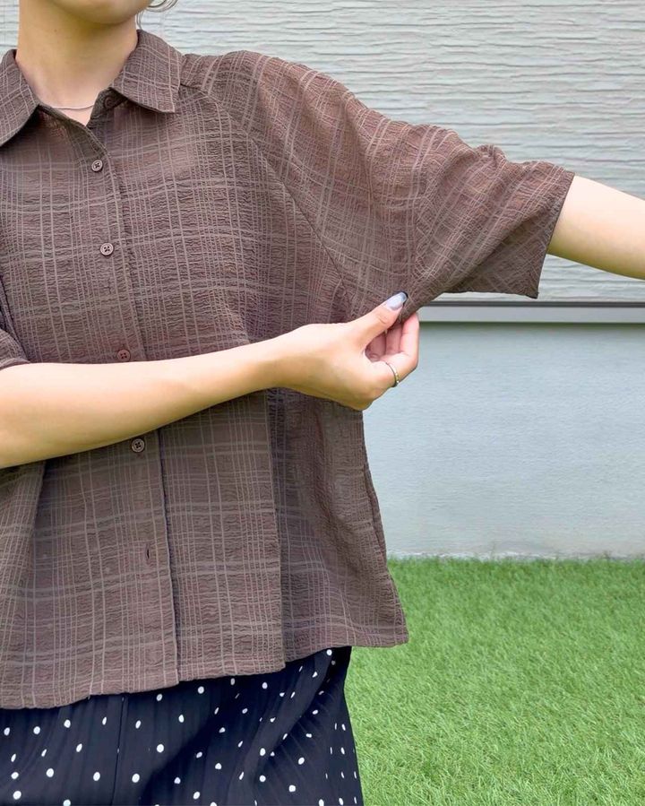 画像: パフ袖で二の腕を完全カバー