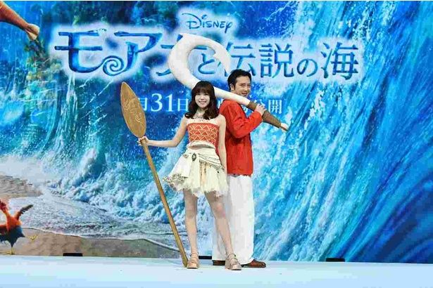 【写真を見る】モアナ役のTSUZUMIとマウイ役の尾上松也、『モアナと伝説の海』ポスタービのポーズを再現！ [c] 2026 Disney Enterprises, Inc. All Rights Reserved.
