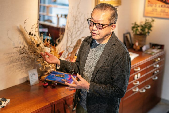 可児昌彦さん明治時代から続く川越のメガネ店「カニヤ」の4代目店主。メガネに精通し、国家認定資格の眼鏡作製技能士1級取得。クルマ、自転車、そしてバイクも好きでライダーのためのメガネ「バイカーズグラス」を鋭意展開している