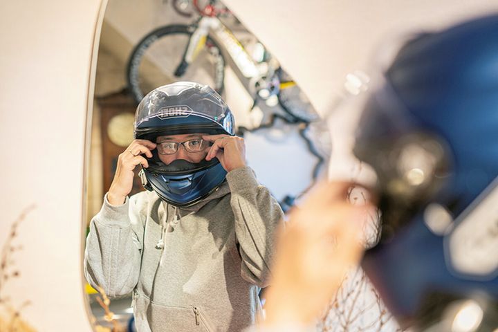 様々な種類のヘルメットとメガネとの相性を知り尽くしている可児さんの調整によって、自分のヘルメットにジャストフィットな1本に