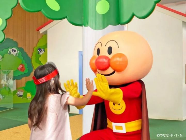 アンパンマンたちとタッチやハグができる「キャラクターグリーテ