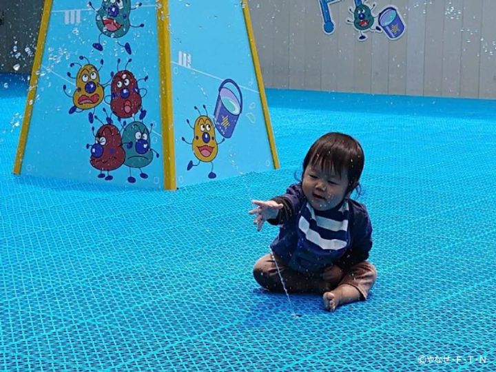 小さなお子様も安心！優しく水が飛び出す「お水のアーチ」