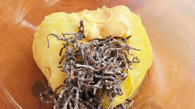 【塩昆布はごはんにのせない！】じゃがいもはゆでずにレンチン「塩昆布ポテサラ」の作り方・なにもしたくない日のひらめきレシピ4の画像6
