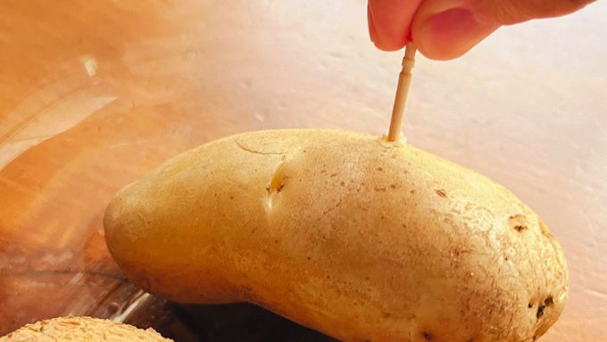 【塩昆布はごはんにのせない！】じゃがいもはゆでずにレンチン「塩昆布ポテサラ」の作り方・なにもしたくない日のひらめきレシピ4の画像3