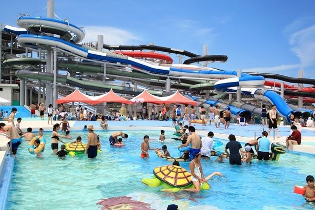 子どものプールデビューにもおすすめ！水深が浅く安心して遊べるキッズプール。すぐ目の前には大迫力のスライダーがそびえ立ち、臨場感も抜群