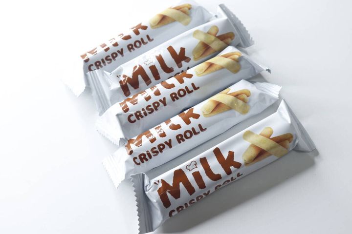 個包装されたミルククリスピーロールが5本並ぶ