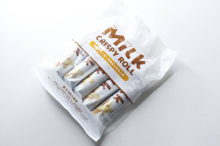 斜めから見たミルククリスピーロールのパッケージ