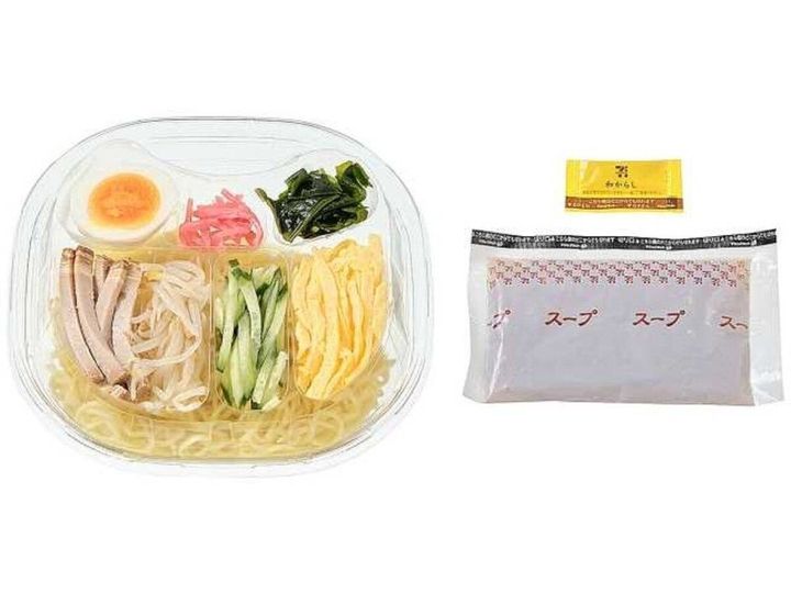 チャーシューや錦糸卵など具材が盛り付けられた冷し中華とスープ、からしのセット