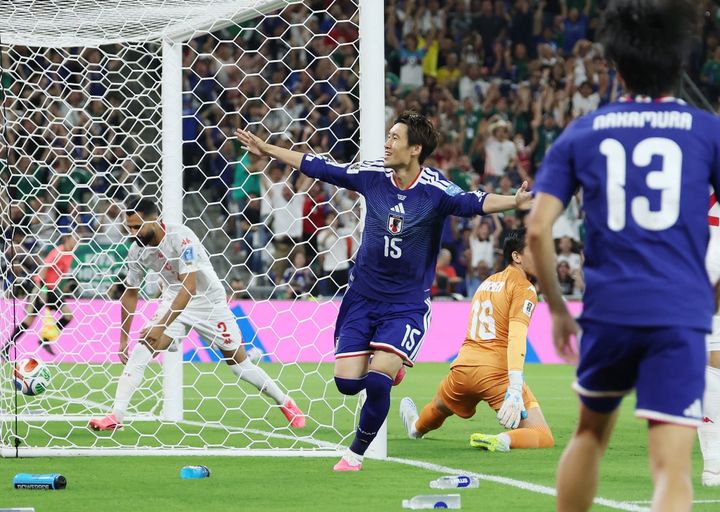 6月21日（日本時間）のチュニジア戦で先制ゴールを決めて喜ぶ日本代表の鎌田大地選手（左から2人目、時事通信フォト）