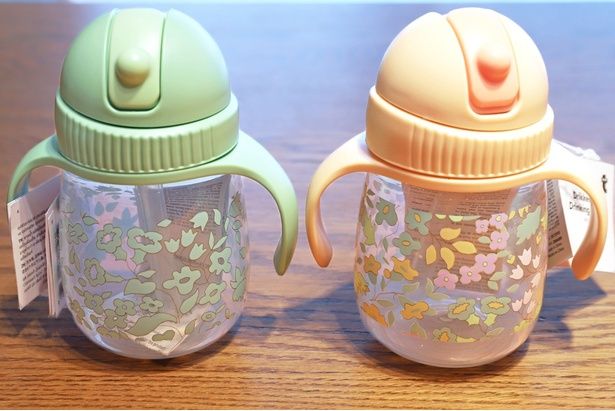 くすみカラーと植物柄がかわいい「ストローマグ(逆流防止弁付き)」(各1320円)。機能性もバッチリ！