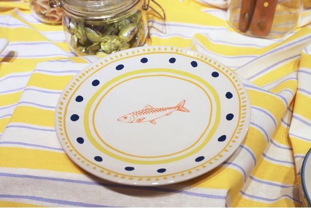 魚がデザインされた「プレート」(770円)は直径16.2センチ。ブルーとイエローの配色がさわやか！