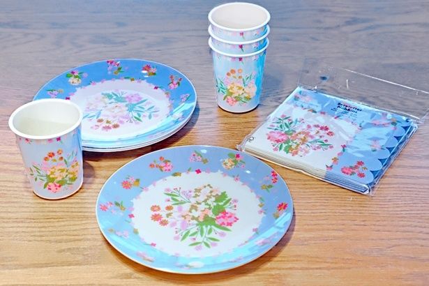 写真左から「カップ」(4個セット550円)、「プレート」(4枚セット770円)、「ペーパーナプキン」(16枚入り220円)