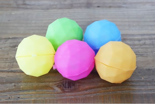 「繰り返し使える水風船」(5個セット880円)は緑、青、黄色、ピンク、オレンジのカラフルな5個セット。中に水を入れて、何回でも投げて遊べる