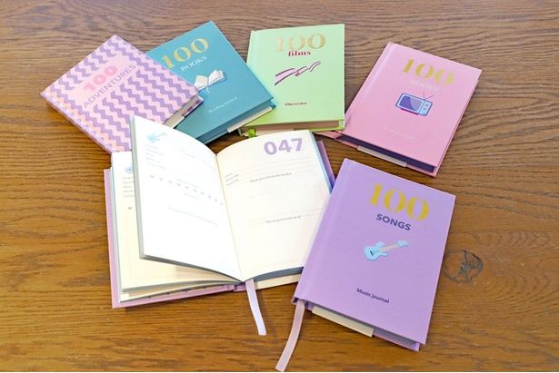 写真手前が新発売の「ソング日記」(495円)。左奥から「旅行日記」(330円)、「読書日記」(495円)、「映画日記」(495円)、「テレビ日記」(220円)
