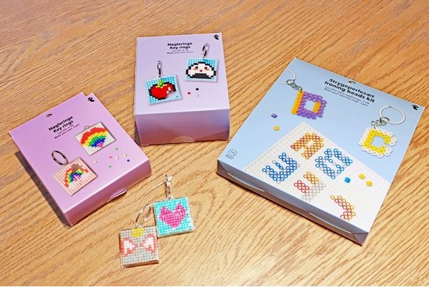 写真左から時計回りに「DIYキーリング」(3個セット550円/8個セット935円)、「DIYキーリング(アイロンビーズ)」(440円)
