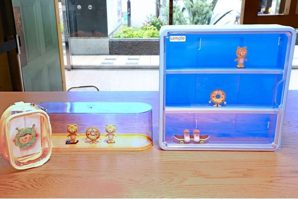写真左から「キーチェーンポーチ(ぬいぐるみ用)」(440円)、「コレクションボックス(積み重ね可)」(770円)、「コレクションボックス」(1540円) ※コレクションボックスのフィギュアは別売り