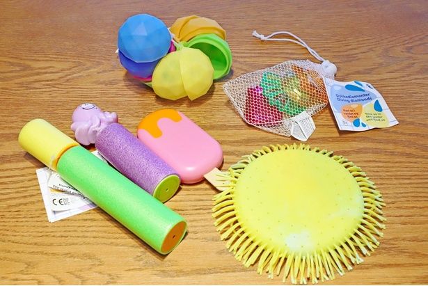 写真左から時計回りに「ウォーターキャノン」(220円)、「ウォーターキャノン(オクトパス)」(330円)、「ウォータースプレイヤー(アイスキャンディー)」(385円)、「繰り返し使える水風船」(5個セット880円)、「ダイビングダイヤモンド」(4個セット330円)、「フライングディスク」(440円)